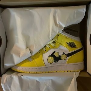 Size 4y Jordan mid never worn